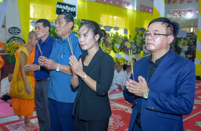 Bà Trần Thị Minh Nga cùng các thành viên Ban Tôn giáo Chính phủ