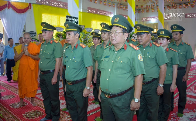 Đoàn lãnh đạo Công an tỉnh Sóc Trăng viếng tang
