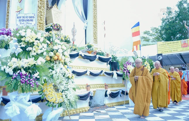 Chư vị giáo phẩm hữu nhiễu kim quan Trưởng lão Hòa thượng Dương Nhơn