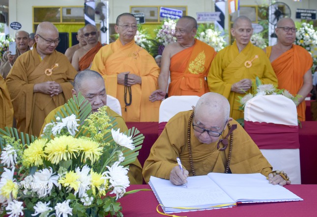 Trưởng lão Hòa thượng Thích Như Tín ký sổ tang phân ưu