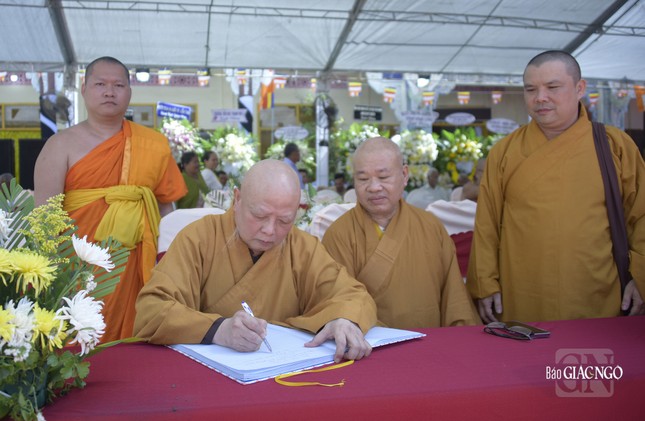 Hòa thượng Thích Lệ Trang đại diện Ban Nghi lễ T.Ư và Ban Trị sự GHPGVN TP.HCM viếng tang Trưởng lão Hòa thượng Dương Nhơn