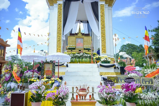 Kim quan Trưởng lão Hòa thượng Dương Nhơn được cung thỉnh đến đài trà-tỳ trong khuôn viên chùa Cần Đước sáng nay 6-10