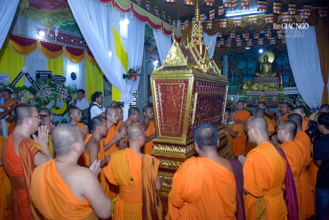 Chư Tăng tụng kinh trước khi thực hiện nghi thức cung thỉnh kim quan Trưởng lão Hòa thượng Dương Nhơn đến tôn trí nơi đài trà-tỳ