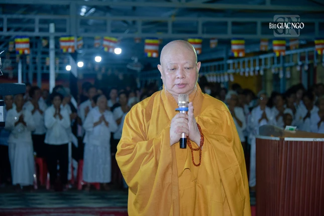 Hòa thượng Thích Lệ Trang, Ủy viên Thường trực Hội đồng Trị sự, Trưởng ban Nghi lễ T.Ư thực hiện khóa lễ cầu nguyện theo nghi thức Bắc tông