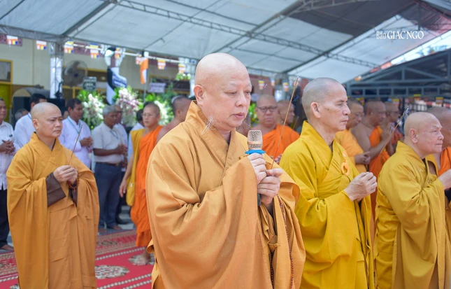 Hòa thượng Thích Lệ Trang, Ủy viên Thường trực Hội đồng Trị sự, Trưởng ban Nghi lễ T.Ư, Trưởng ban Trị sự GHPGVN TP.HCM cung tuyên pháp ngữ tưởng niệm