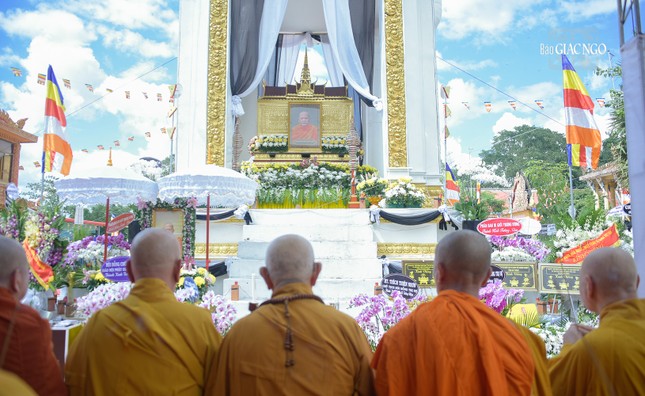 Chư tôn đức dâng hương tưởng niệm trước đài trà-tỳ Trưởng lão Hòa thượng Dương Nhơn