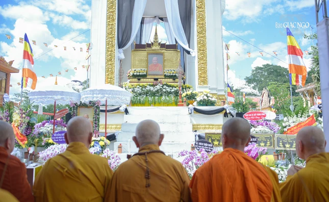 Chư tôn đức dâng hương tưởng niệm trước đài trà-tỳ Trưởng lão Hòa thượng Dương Nhơn