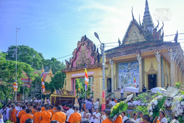 Kim quan của Trưởng lão Hòa thượng được cung thỉnh hữu nhiễu 3 vòng quanh tháp, một nghi thức đặc biệt dành cho một tu sĩ có nhiều đóng góp cho Đạo pháp, đồng bào và ngôi chùa nơi vị đó hành đạo