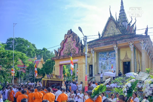 Kim quan của Trưởng lão Hòa thượng được cung thỉnh hữu nhiễu 3 vòng quanh tháp, một nghi thức đặc biệt dành cho một tu sĩ có nhiều đóng góp cho Đạo pháp, đồng bào và ngôi chùa nơi vị đó hành đạo