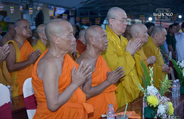 Thành tâm bái biệt vị giáo phẩm khả kính