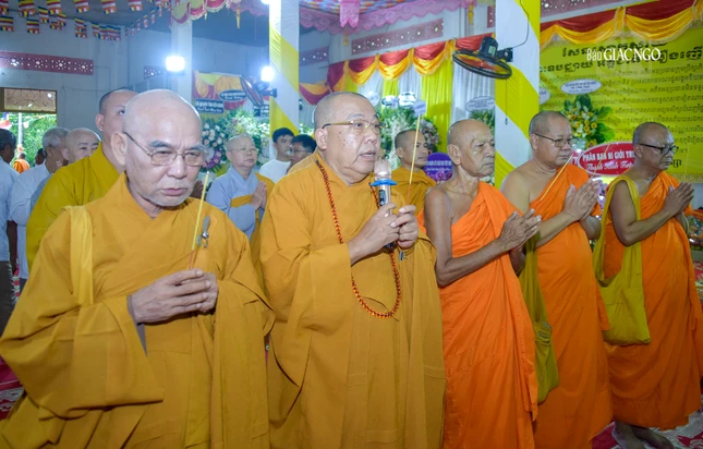 Ban Trị sự Phật giáo tỉnh Cần Thơ viếng tang
