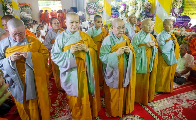 Phân ban Ni giới T.Ư và TP.HCM do Ni trưởng Thích nữ Từ Nhẫn, Phó Trưởng Phân ban Ni giới T.Ư, Trưởng Phân ban Ni giới Phật giáo TP.HCM làm trưởng đoàn viếng tang