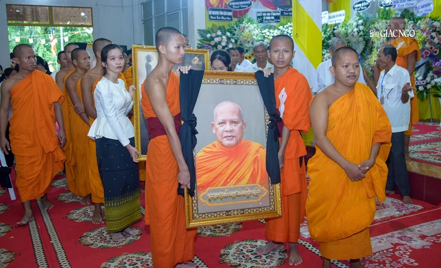 Chư Tăng các chùa thuộc hệ phái Phật giáo Nam tông Khmer trên địa bàn tỉnh Sóc Trăng về viếng tang