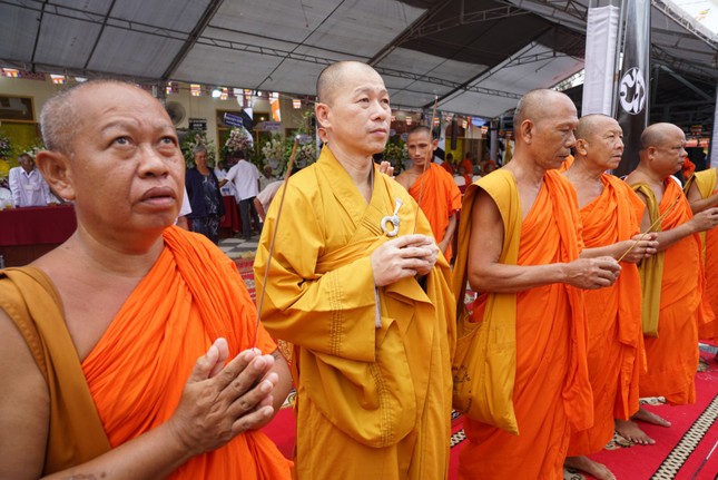 Hòa thượng Danh Đổng, Trưởng ban Trị sự hướng dẫn các thành viên Ban Trị sự Phật giáo tỉnh Kiên Giang viếng tang