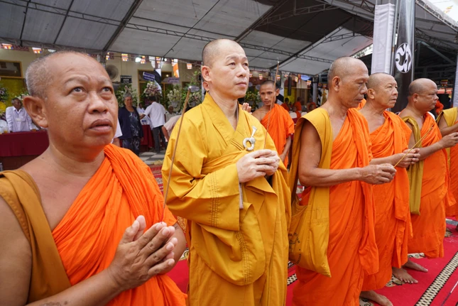 Hòa thượng Danh Đổng, Trưởng ban Trị sự hướng dẫn các thành viên Ban Trị sự Phật giáo tỉnh Kiên Giang viếng tang