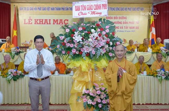 Ban Tôn giáo Chính phủ tặng hoa chúc mừng