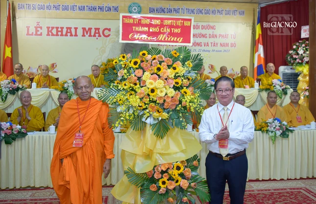 Hòa thượng Đào Như đón nhận lẵng hoa chúc mừng của lãnh đạo TP.Cần Thơ