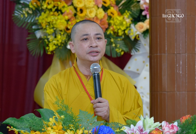 Thượng tọa Thích Quảng Tiến thay mặt Ban Thư ký báo cáo công tác chuẩn bị khóa bồi dưỡng năm 2023