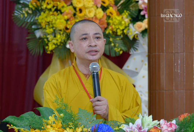 Thượng tọa Thích Quảng Tiến thay mặt Ban Thư ký báo cáo công tác chuẩn bị khóa bồi dưỡng năm 2023