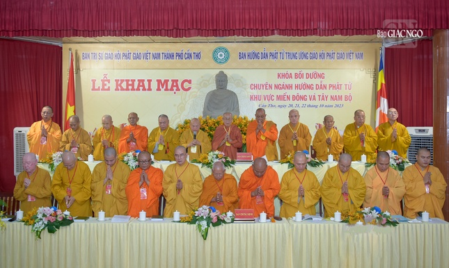 Chư tôn đức cử hành nghi thức niệm Phật cầu gia hộ