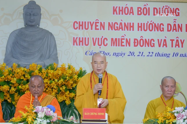 Hòa thượng Thích Khế Chơn ban đạo từ