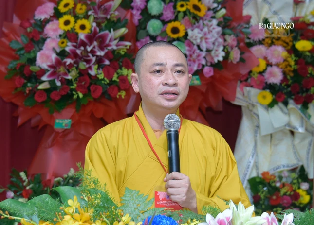 Thượng tọa Thích Quảng Tiến điều hành trao giấy chứng nhận khóa bồi dưỡng