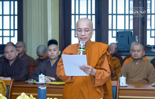 Thư ký Hội đồng công bố lý lịch khoa học