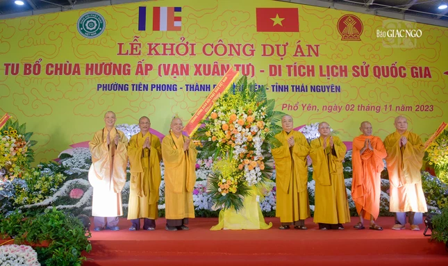 Lẵng hoa chúc mừng của T.Ư GHPGVN