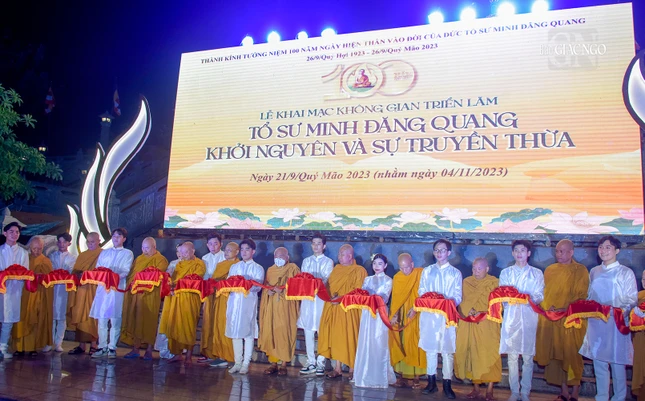 Chư tôn đức cắt băng khai mạc triển lãm