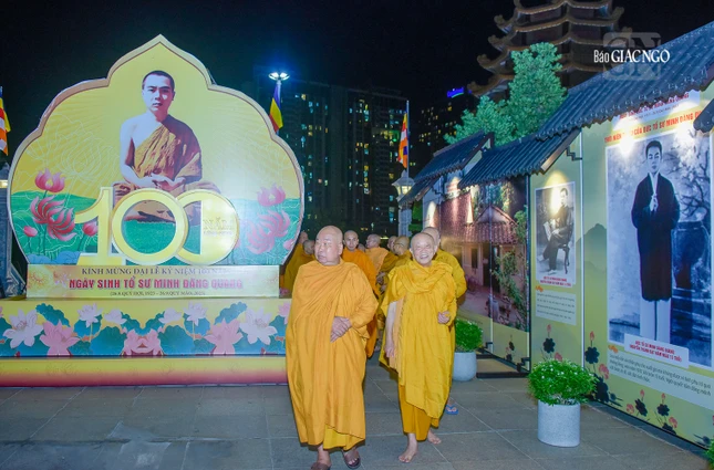 Tham quan không gian triển lãm