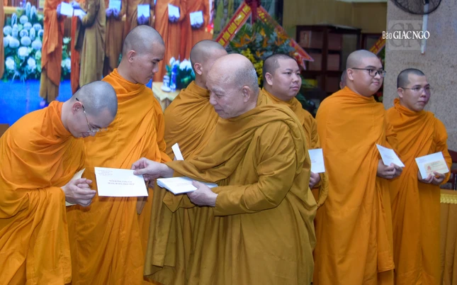 Hòa thượng Thích Minh Thành trao học bổng đến các Tăng sinh