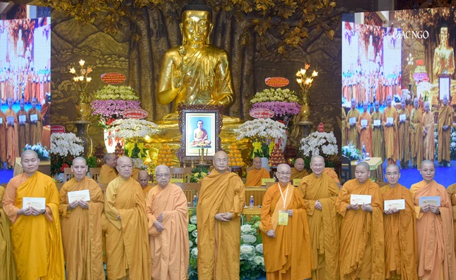 Trao học bổng đến chư Ni