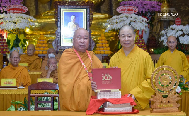 Hòa thượng Thích Giác Pháp tặng quà lưu niệm đến Hòa thượng Thích Thọ Lạc