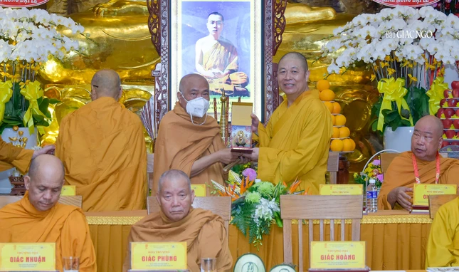 Hòa thượng Thích Thọ Lạc, Ủy viên Thường trực Hội đồng Trị sự, Trưởng ban Văn hóa T.Ư dâng quà lưu niệm lên Hòa thượng Thích Giác Toàn