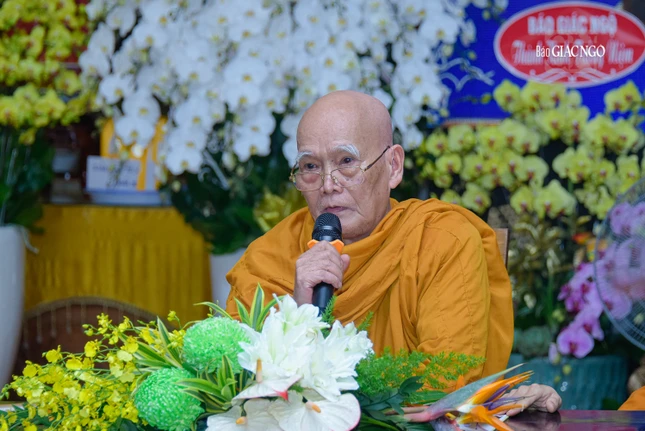 Hòa thượng Giới Đức, Giáo phẩm Phật giáo Nam tông Kinh - nhà thơ Minh Đức Triều Tâm Ảnh đọc bài thơ "Dấu chân Khất sĩ" tưởng niệm Tổ sư Minh Đăng Quang tại buổi lễ