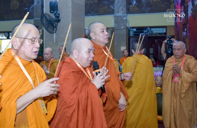 Chư tôn đức Phật giáo Nam tông Kinh dâng hương