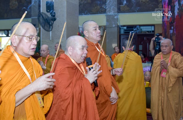 Chư tôn đức Phật giáo Nam tông Kinh dâng hương