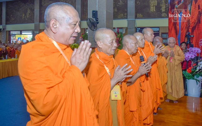 Chư tôn đức Hệ phái Phật giáo Nam tông Khmer đọc kinh cầu nguyện