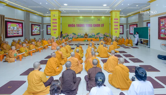 Quang cảnh buổi trùng tụng Chơn lý tại tháp Báo Ân (pháp viện Minh Đăng Quang)