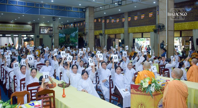 Phật tử tham dự chương trình “Diệu lý Minh Đăng” tại pháp viện Minh Đăng Quang vào chiều 7-11