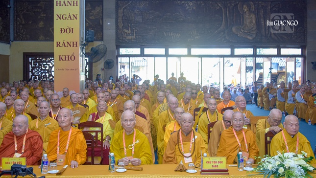 Chư tôn Trưởng lão Hòa thượng Hội đồng Chứng minh và Hòa thượng Chủ tịch Hội đồng Trị sự tham dự buổi lễ