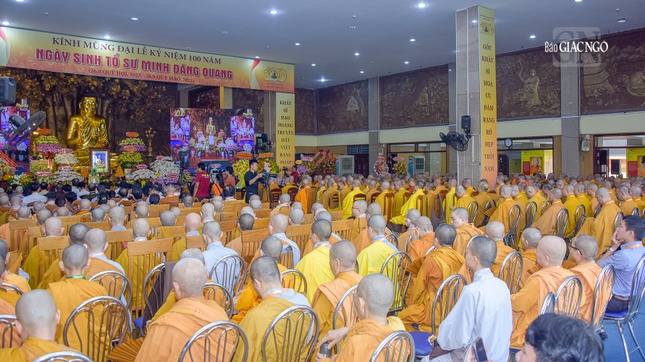 Tăng Ni, Phật tử tại buổi lễ