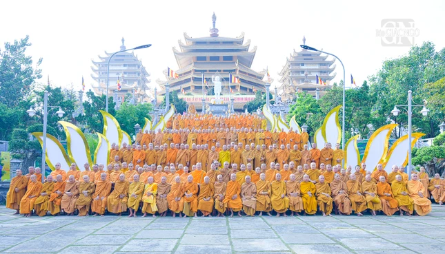 Chư Tăng chụp hình lưu niệm tại pháp viện Minh Đăng Quang sáng 9-11