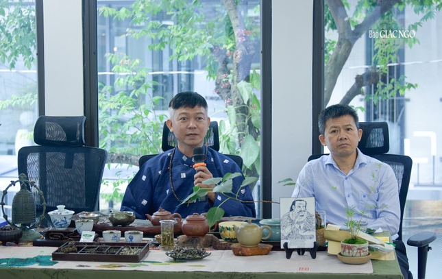 Diễn giả Nguyễn Lê Uyên Viễn giới thiệu mối quan hệ giữa trà và thiền đến người tham dự Diễn giả Nguyễn Lê Uyên Viễn giới thiệu mối quan hệ giữa trà và thiền đến người tham dự