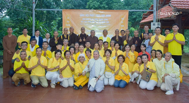 Các thành viên đoàn chụp hình lưu niệm tại chùa Yên Mã, Hà Tĩnh