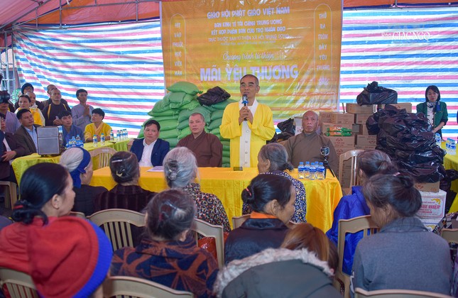 Thượng tọa Thích Tuệ Hải thay mặt phái đoàn có lời động viên sức khỏe đến người dân tại chùa Hương Sơn