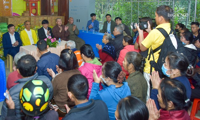 Người dân chùa Linh Sơn vui mừng đón chào các thành viên trong đoàn