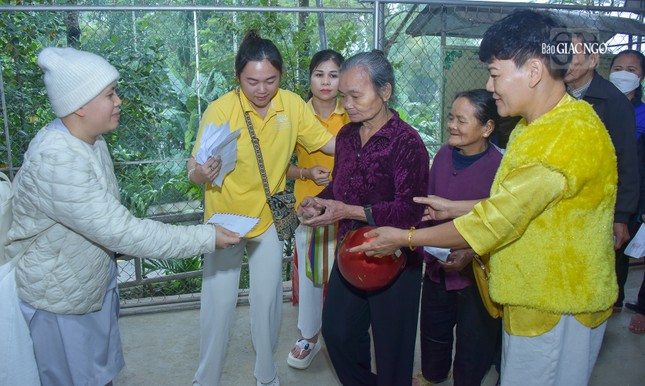 Trao các phần quà tại chùa Linh Sơn
