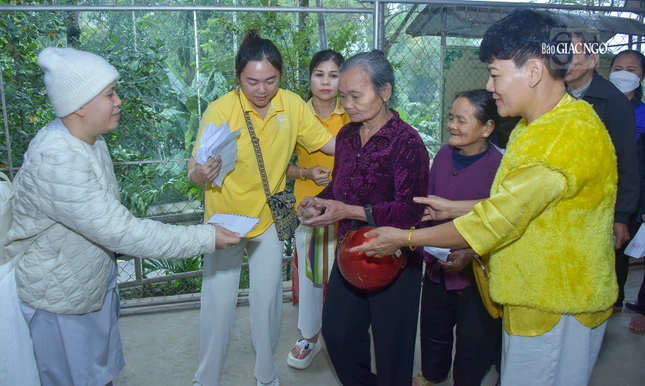 Trao các phần quà tại chùa Linh Sơn