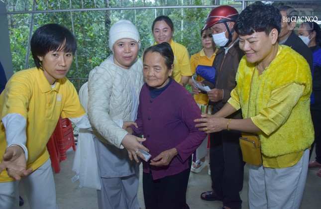 Đoàn trao quà đến một cụ già tại chùa Linh Sơn